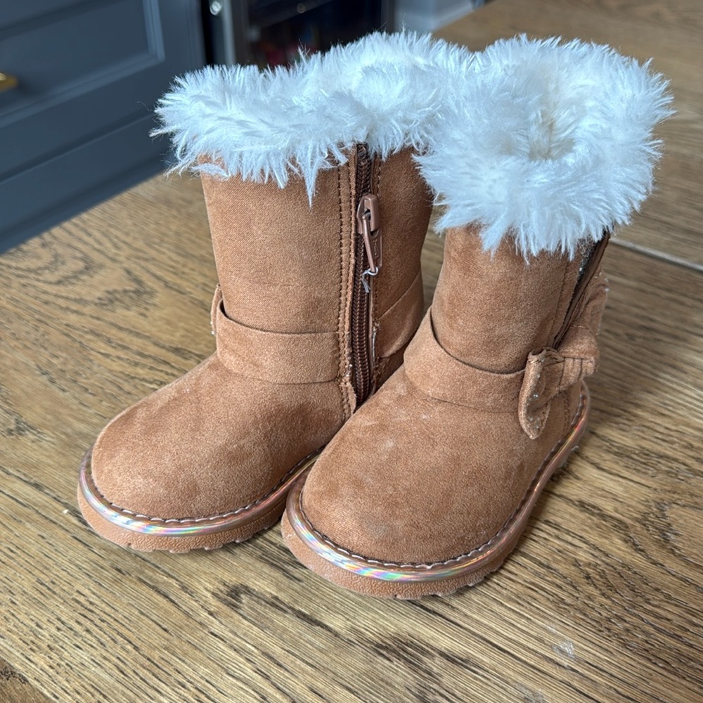 Excellent condition brown glitter bow toddler boot with faux fur lining